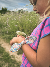 Load image into Gallery viewer, Francesca Floral Retro Scrunchie