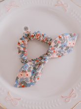 Load image into Gallery viewer, Francesca Floral Retro Scrunchie