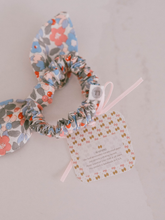 Load image into Gallery viewer, Francesca Floral Retro Scrunchie

